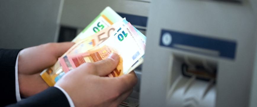 'Beyond the Cost Debate': A Multidimensional Approach to Quantify the Value of Cash for Society