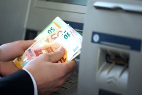 'Beyond the Cost Debate': A Multidimensional Approach to Quantify the Value of Cash for Society