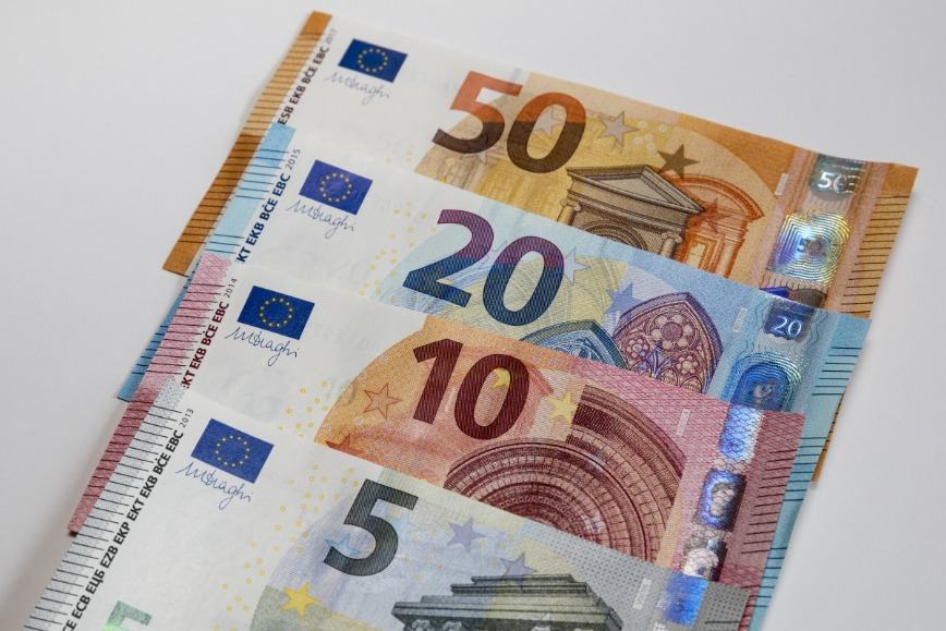 Banknote Security – Don't Take the Risk! Embedded Security Features are the Benchmark for the Overwhelming Majority of Banknotes