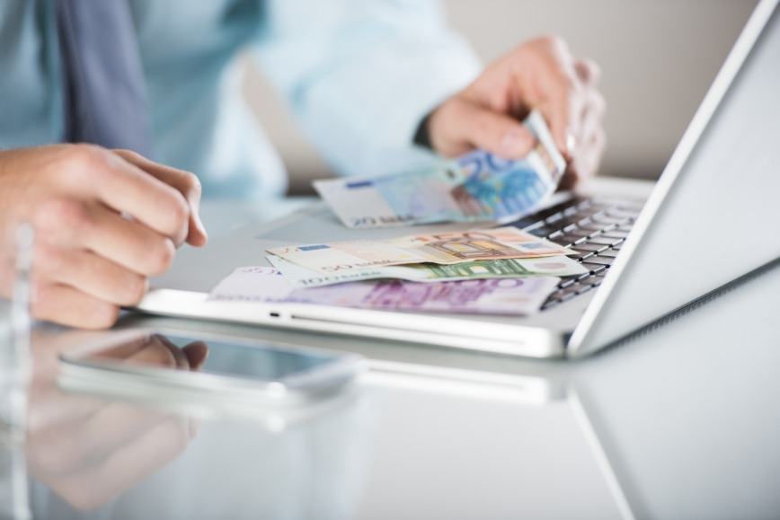 The Paradoxical Development of the Usage of Cash: a Global Update