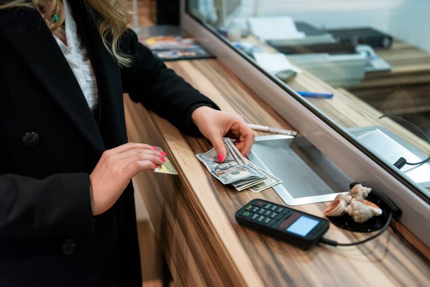 How Commercial Bank Cashiers View Security Features of Modern Banknotes